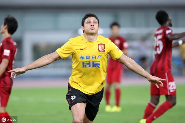 艾克森为什么要归化中国队